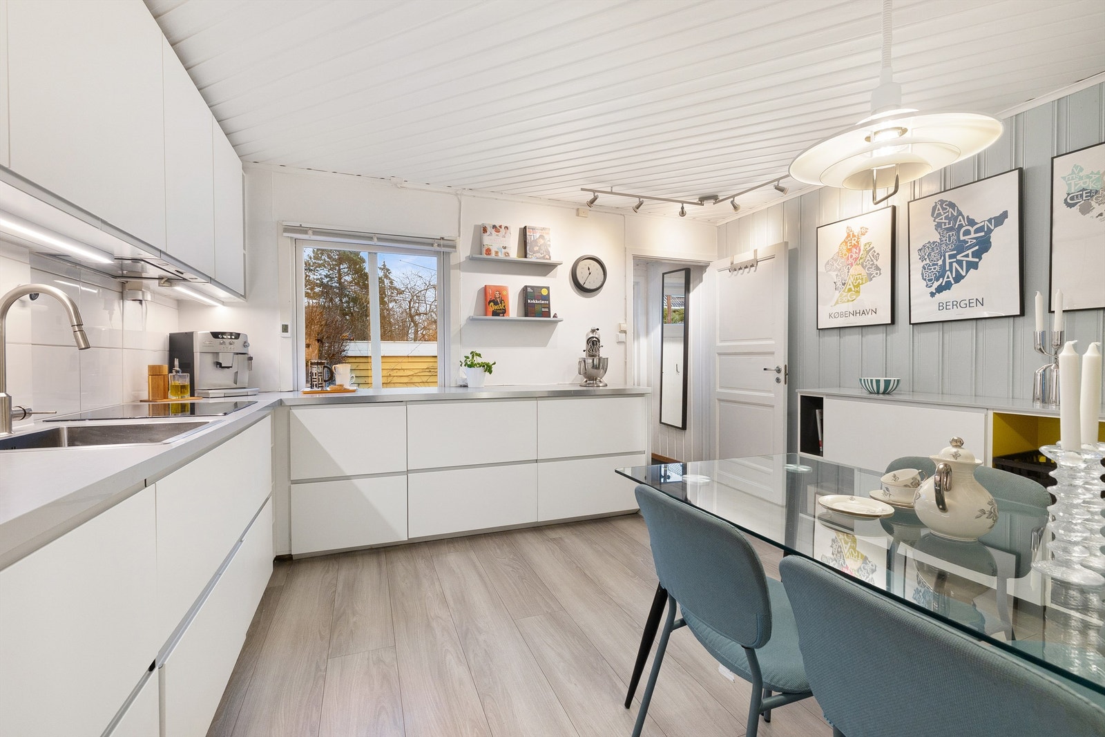 Fra kjøkkenet har du direkte tilgang til entréen, som leder ut til boligens andre platting ved inngangspartiet. Galleribilde