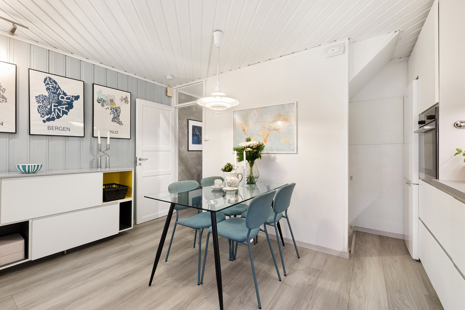 Her har du god plass til spisegruppe - perfekt for hyggelige måltider med familie og venner! Det er også fleksibilitet til å innrede med ekstra møbler for mer oppbevaring. Galleribilde