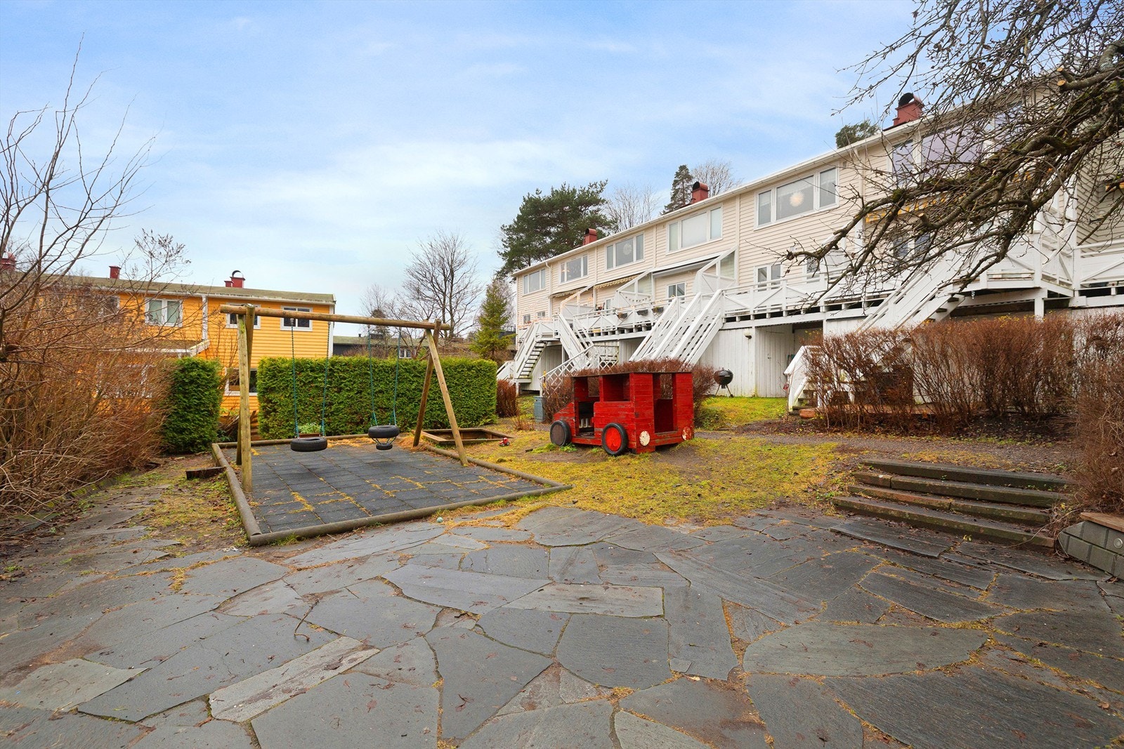 Sameiet er barnevennlig, med gode uteområder hvor barna kan trives og leke trygt på lekeplassen! Uteområdene vil få seg et stort løft i forbindelse med den nært forestående dreneringsjobben som er planlagt Galleribilde