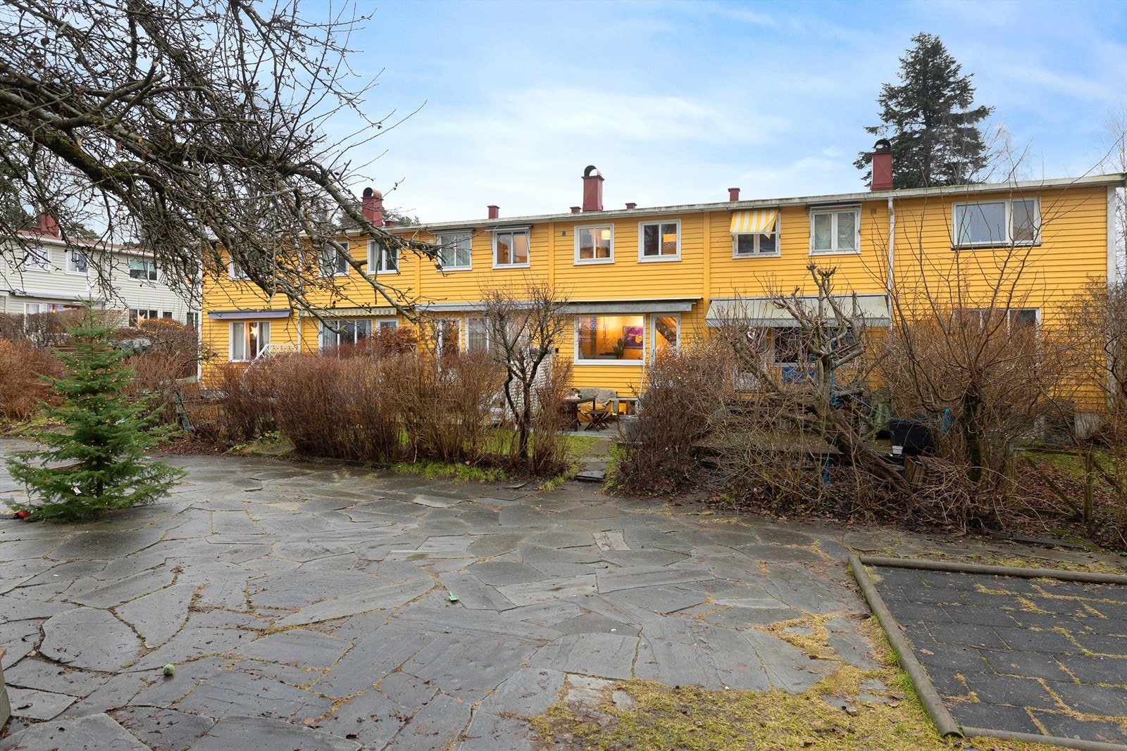 Mellom husene er det et flittig brukt tun med plass til lek og moro! Galleribilde