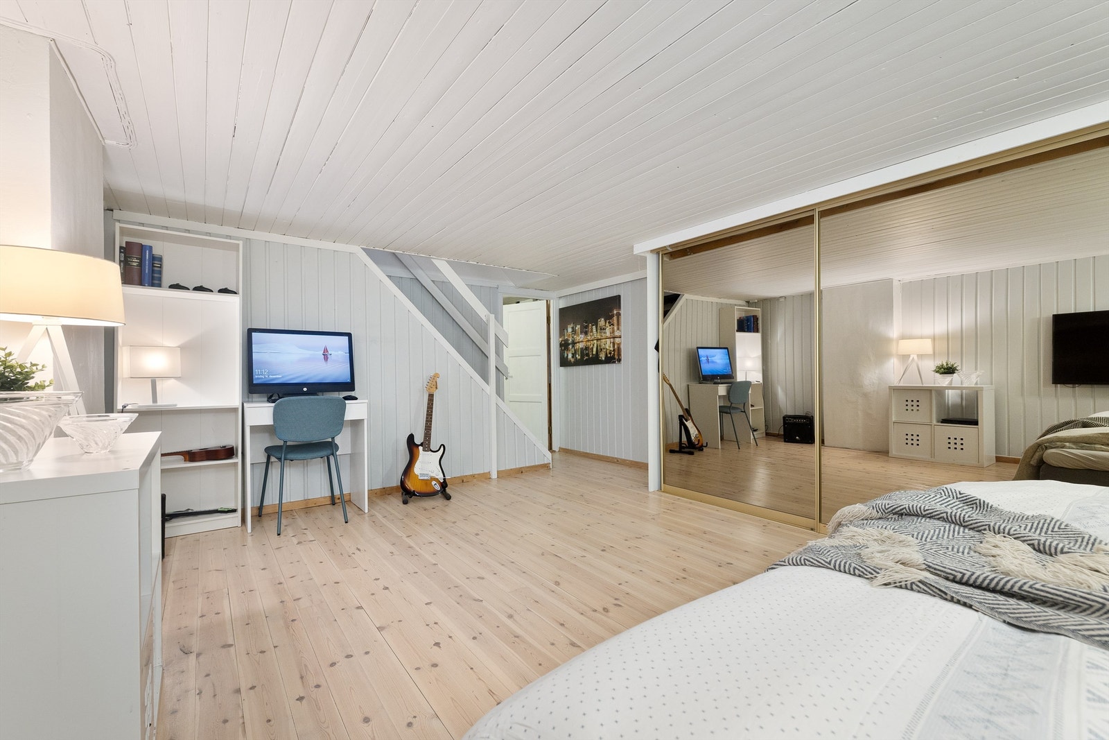 Fra kjøkkenet leder en trapp ned til kjelleretasjen med gang, bad, kjellerstue og bod. Innredningen er ikke byggemeldt og rommene er ikke godkjent som rom for varig opphold. Galleribilde