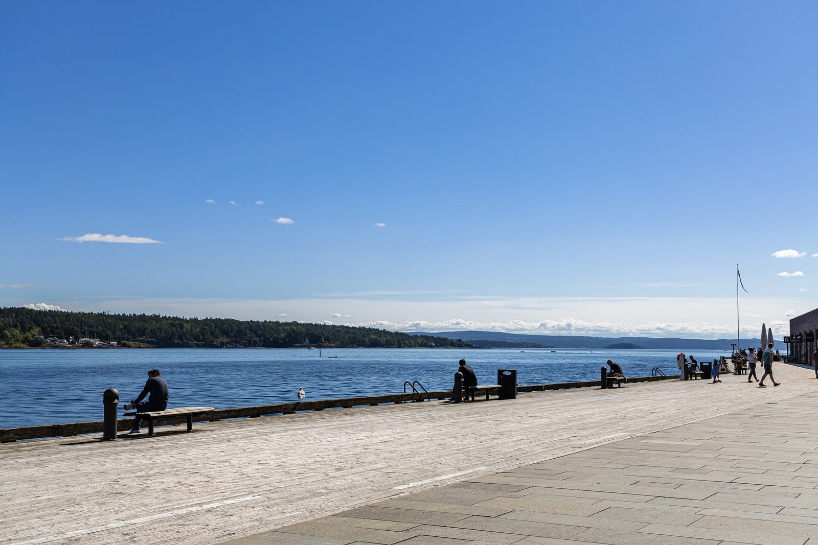 På Lysaker Brygge kan du nyte varme sommerdager i solen og nydelig sjøutsikt! Galleribilde