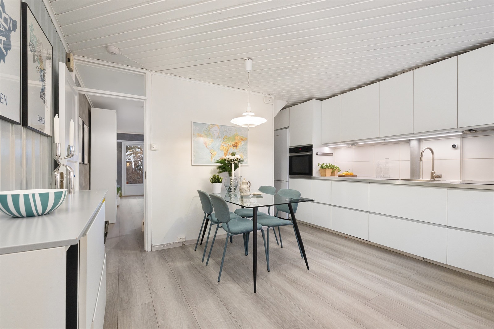 Laminat på gulv og nymalt tak gir en følelse av lys og rom, samtidig som det tåler familiens bruk! Galleribilde