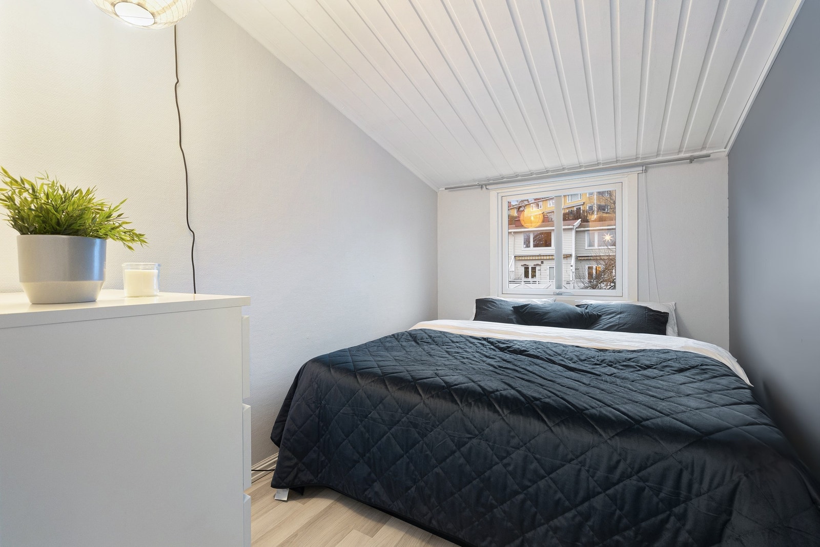 Soverommet er lyst og behagelig, med et stort vindu som slipper inn dagslys og gir utsyn mot bakgården. Rommet har god plass til en stor dobbeltseng! Galleribilde