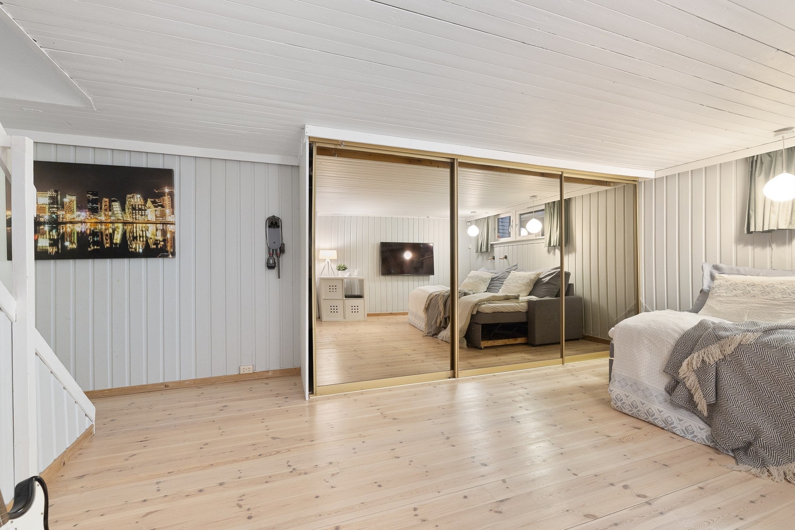 Stor skyvedørsgarderobe med speildører, gir en lys og en luftig følelse, og ikke minst god oppbevaringsplass! Galleribilde