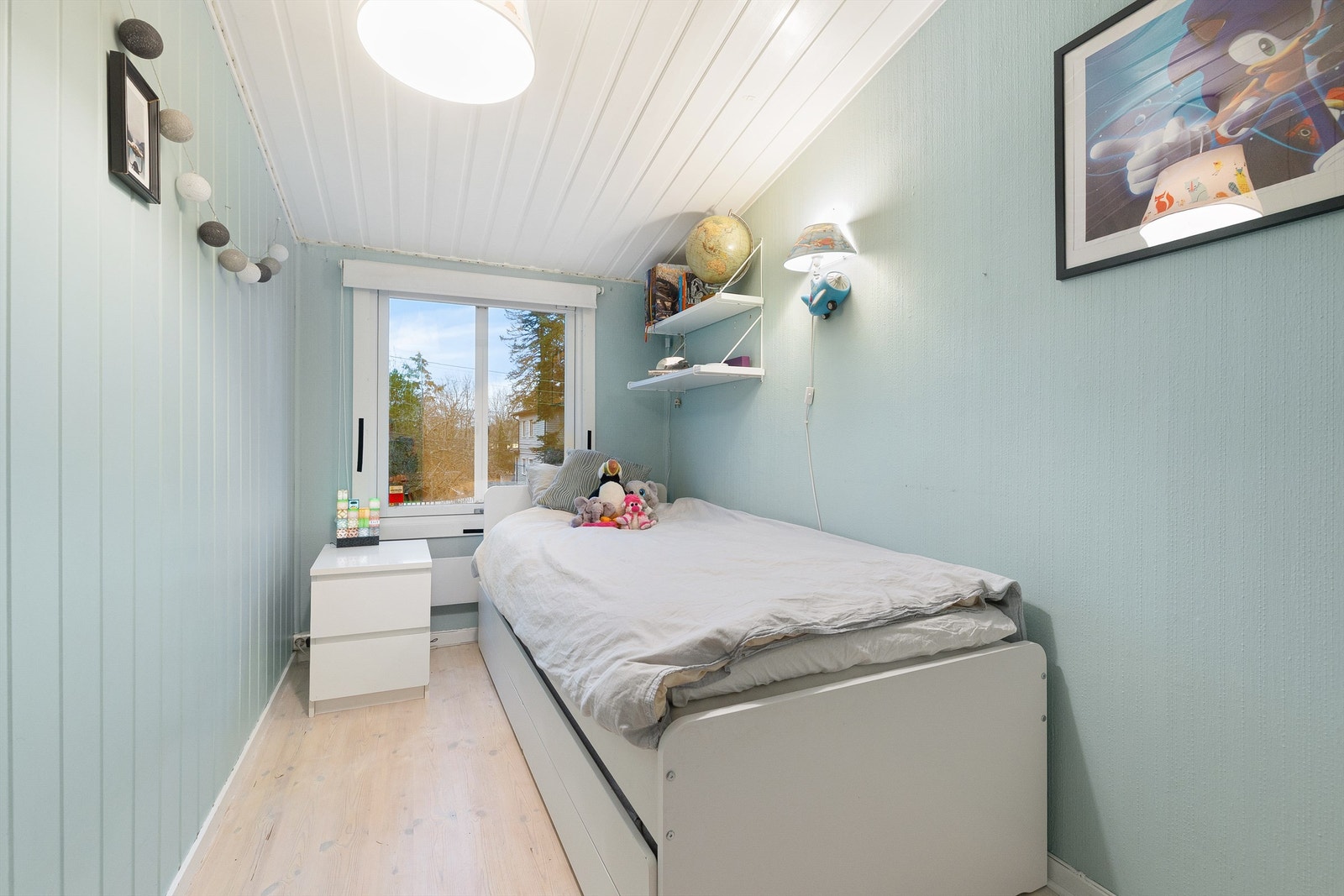 Det tredje soverommet er malt i lyse farger, og har stor vindusflate som gir rikelig med naturlig dagslys. Rommet har god plass til seng, nattbord og øvrig møblering, og gir fleksible innredningsmuligheter. Galleribilde