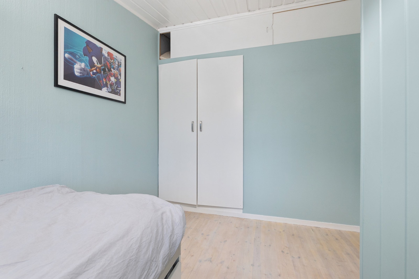 Praktisk innebygd garderobeløsning med overskap som gir ekstra oppbevaringsplass - perfekt for å holde rommet ryddig og organisert. Galleribilde