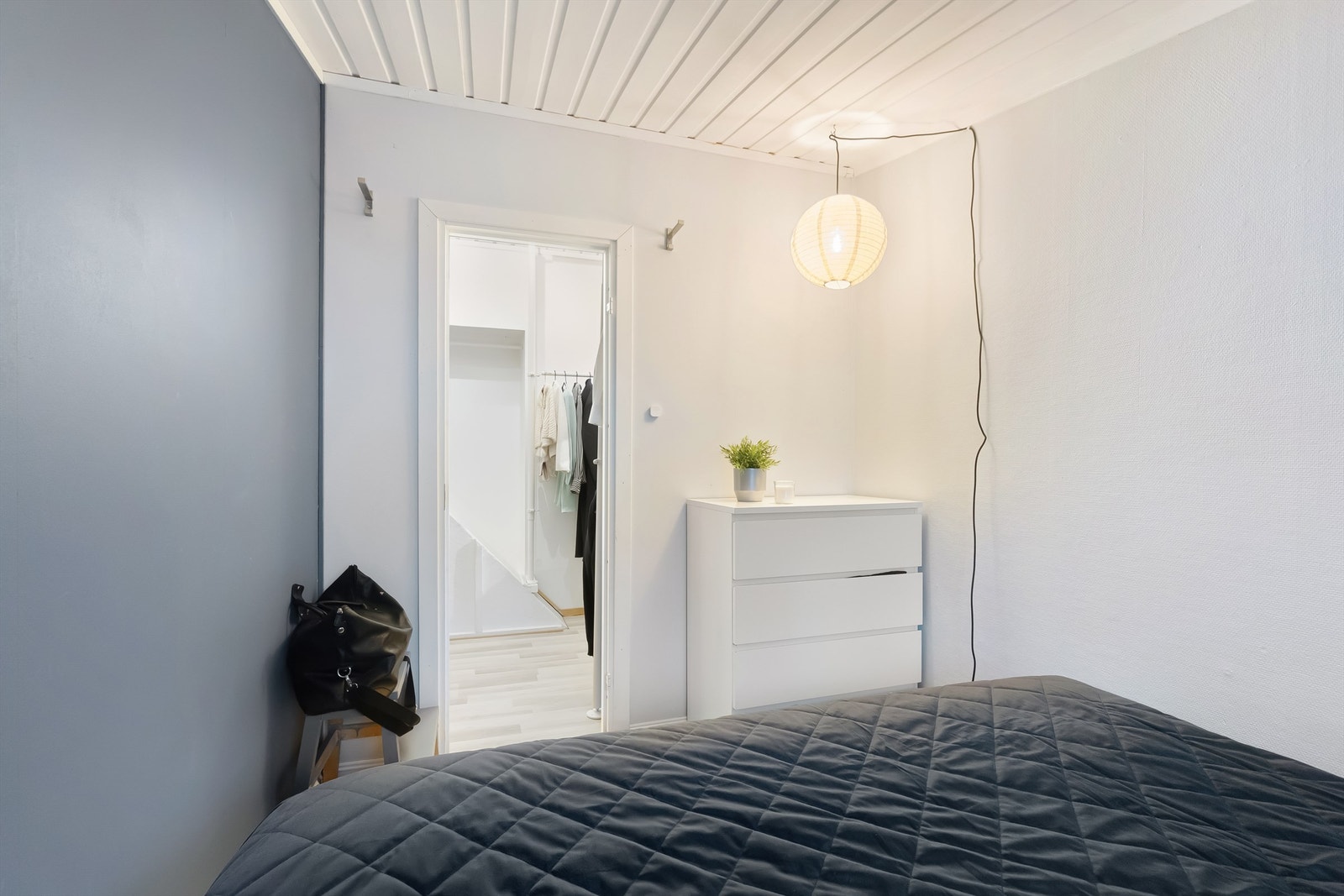 Fra soverommet har du direkte tilgang til den romslige walk-in garderoben. Galleribilde