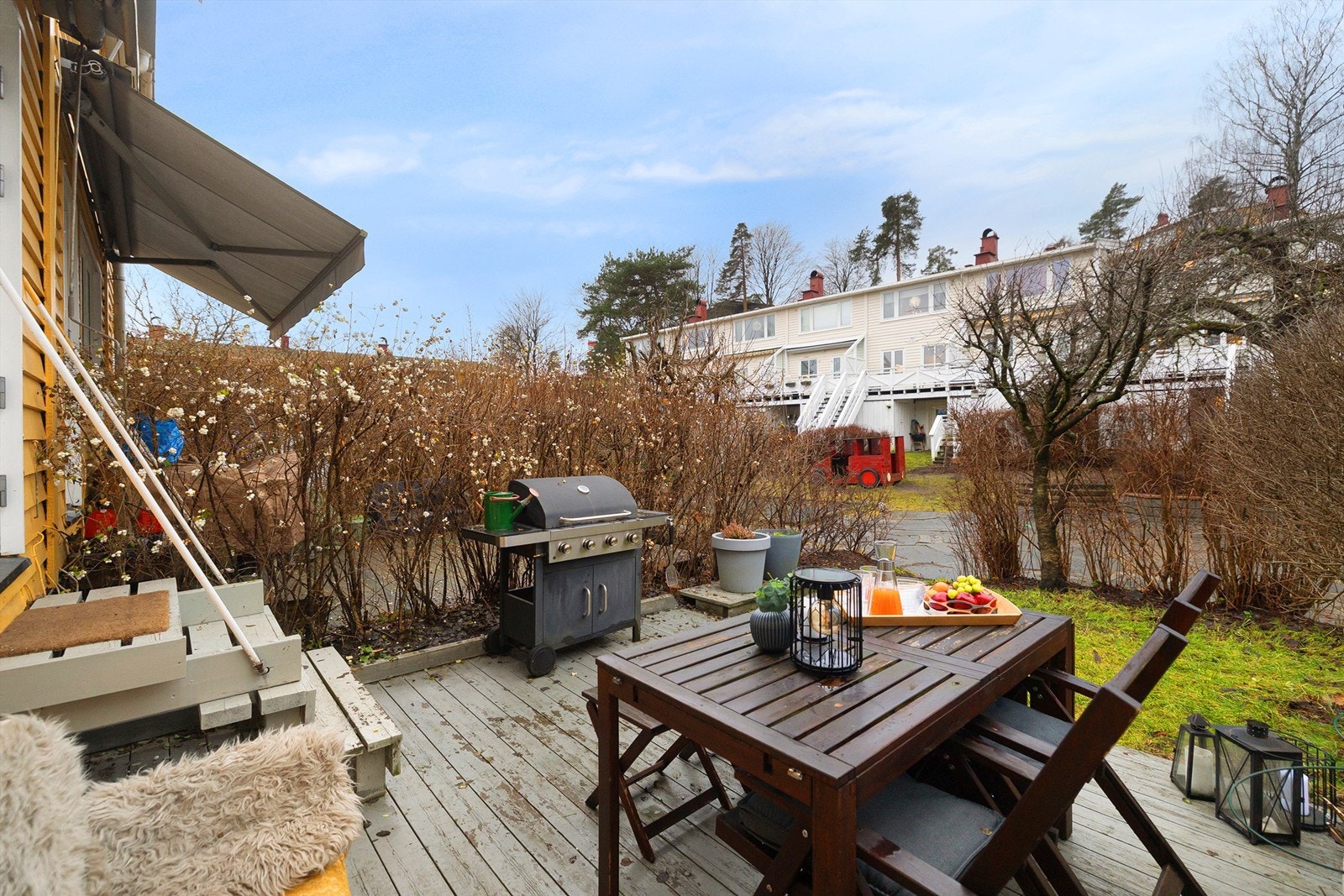 Rekkehuset har to flotte uteplasser - en platting på fremsiden og en på baksiden. Perfekt for å følge solen gjennom dagen og nyte lange, lyse sommerkvelder. Galleribilde