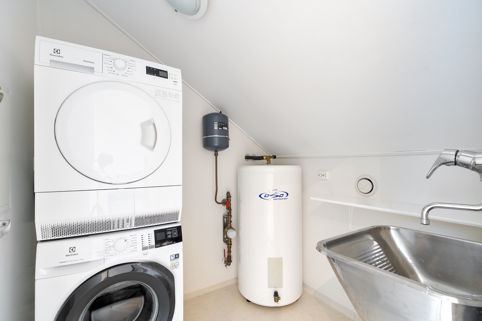 Praktisk vaskerom på loftet med plass til utslagsvask, vaskemaskin og varmtvannsbereder (ikke søkt bruksendring). Galleribilde