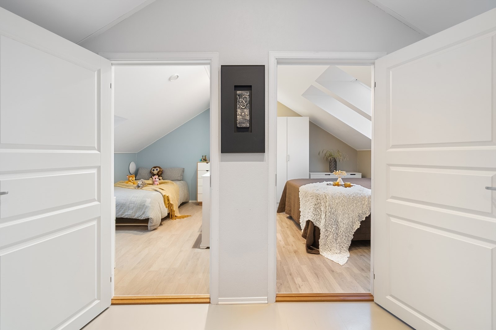 Loftet har to soverom med skråtak, men rommene oppleves likevel som romslige. Begge soverommene har plass til garderobeløsninger og småmøbler. Galleribilde