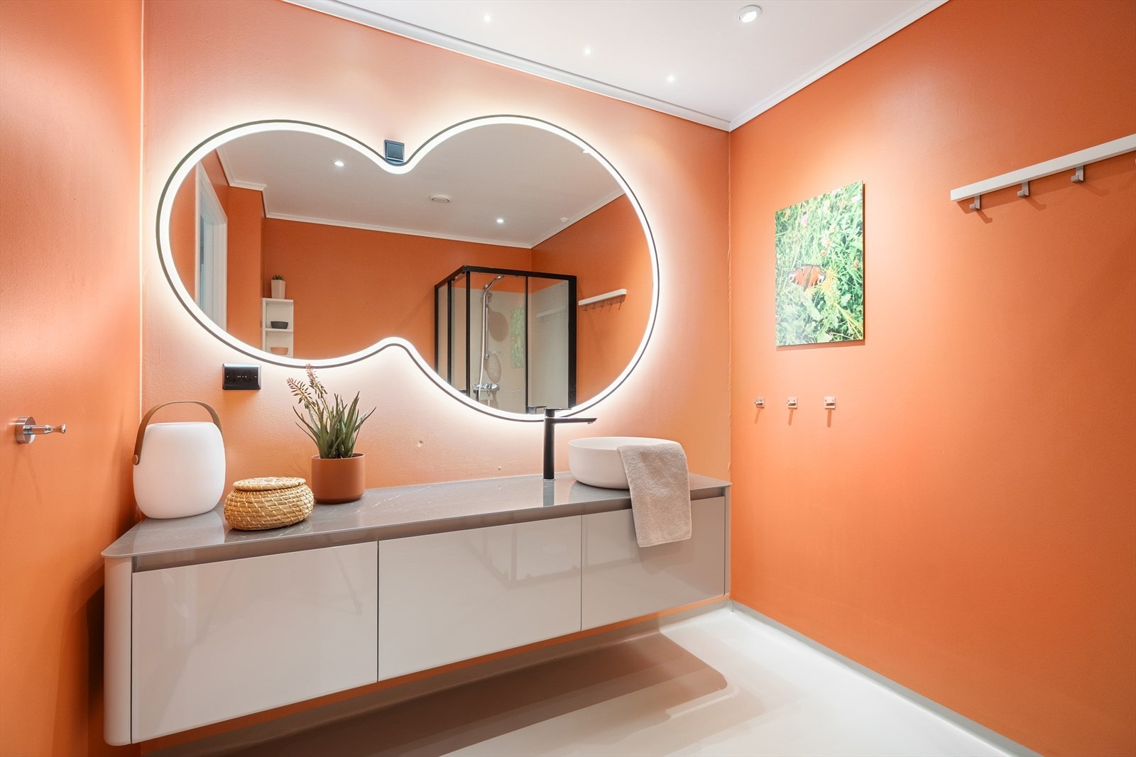 Badet har vinylbelegg og elektriske varmekabler i gulv. Galleribilde