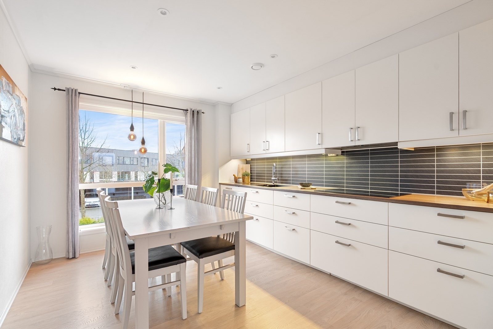 Kjøkkenet har innredning med glatte fronter og benkeplate i laminat. Galleribilde