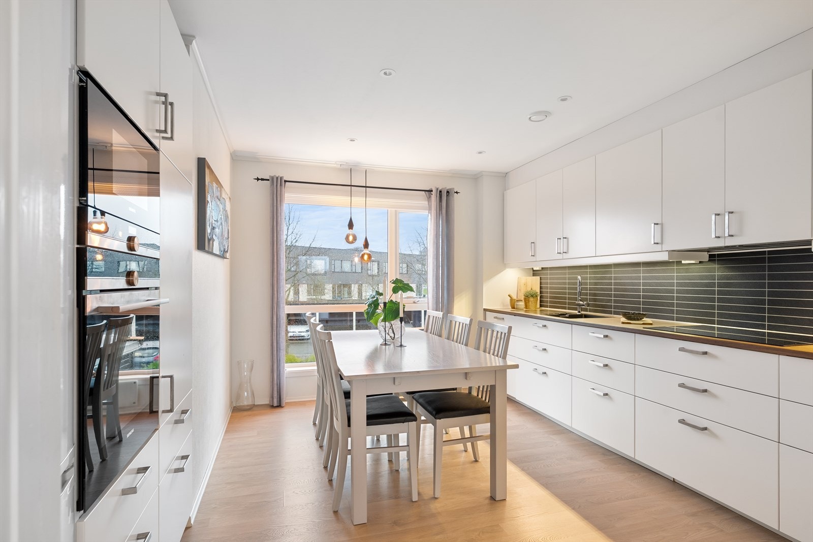 Kjøkken med praktisk innredning. Galleribilde