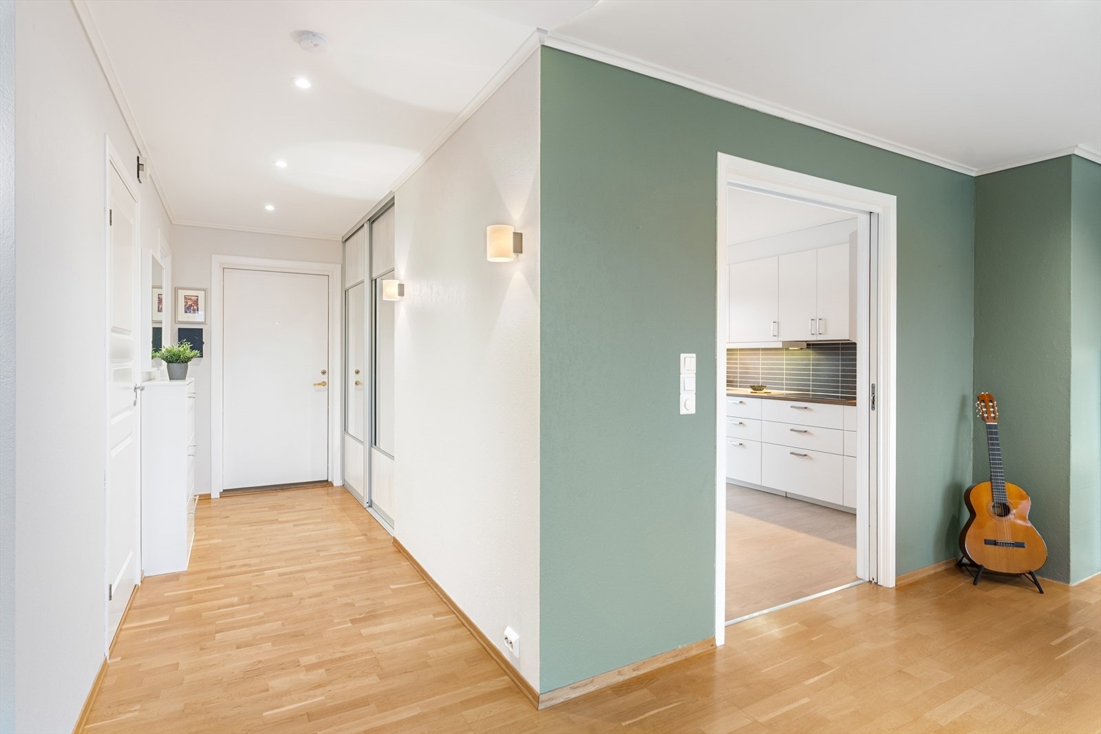 Velkommen inn! Entré med skyvedørsgarderobe. Galleribilde