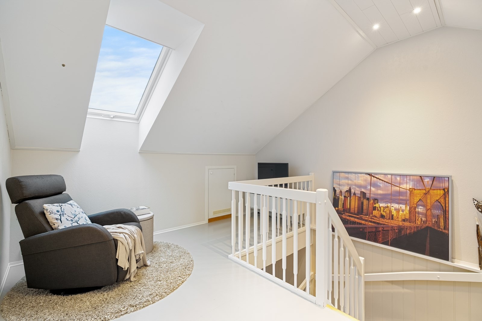 Loft med gang/stue, to soverom og vaskerom. Galleribilde