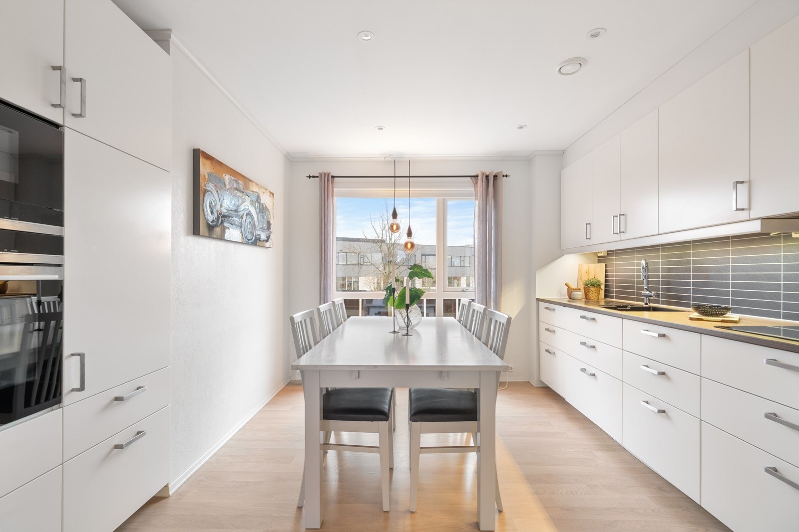 Det er god plass til et kjøkkenbord på kjøkkenet. Galleribilde