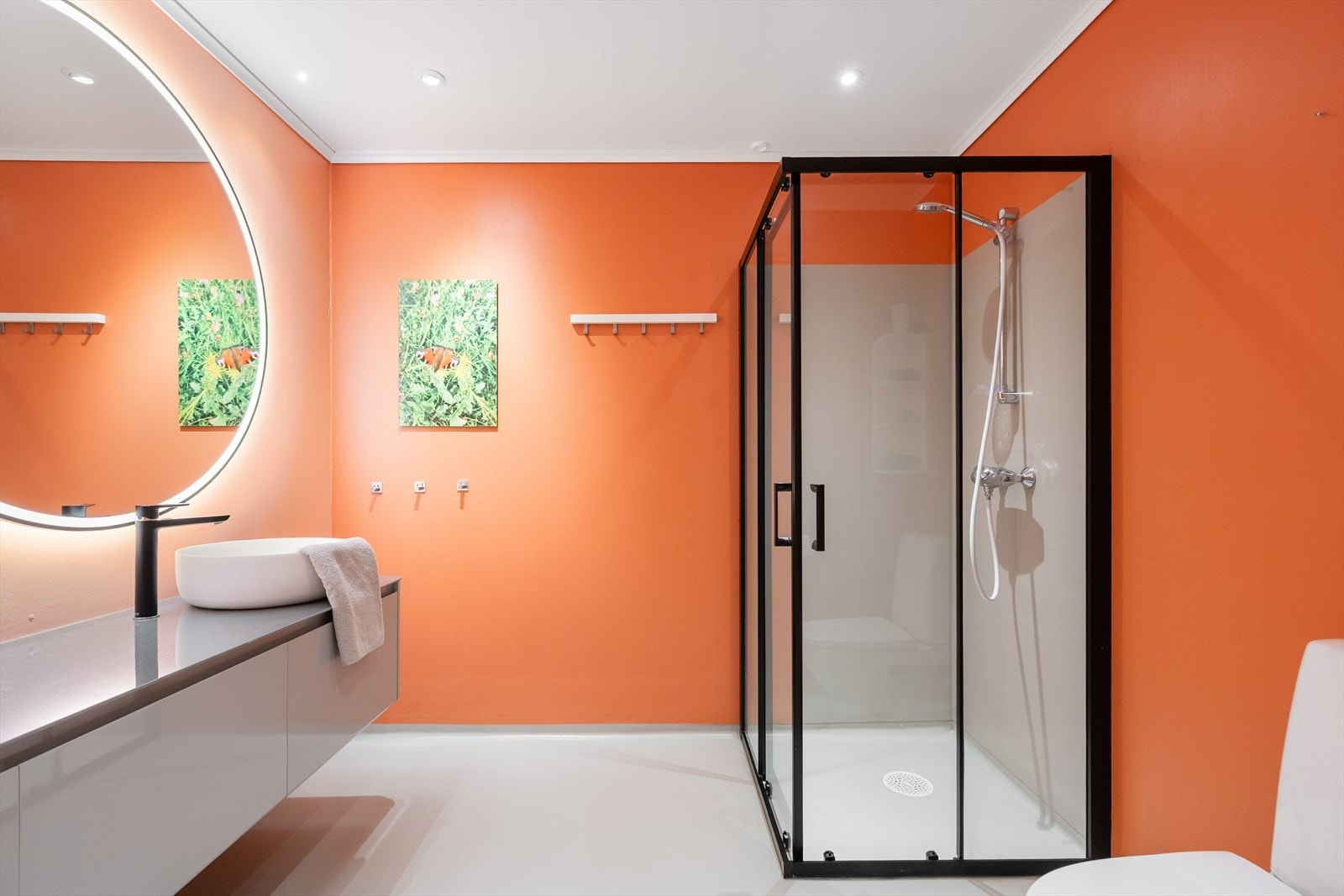 Badet er innredet med dusj, servant med benk og skuffer, som gir god oppbevaringsplass og en funksjonell løsning for hverdagen. Galleribilde