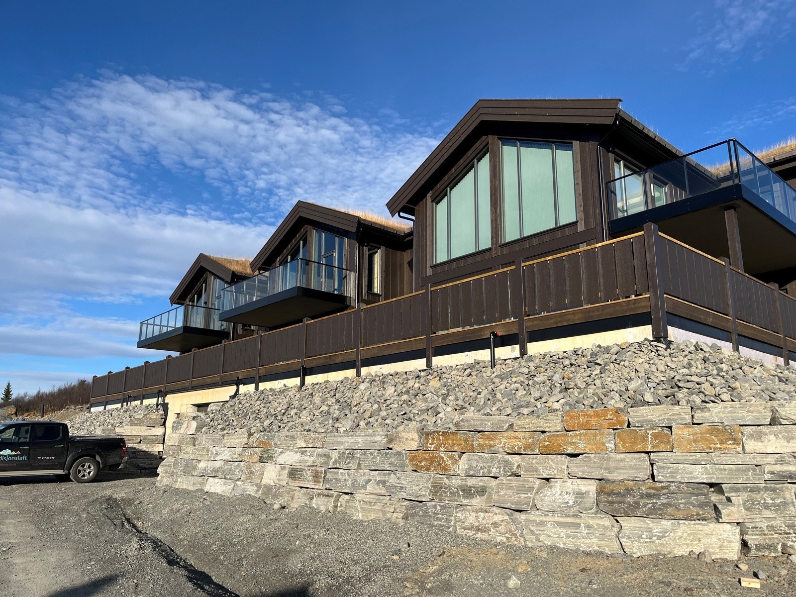 Steinmur i front ble ferdigstilt høst-25 Galleribilde