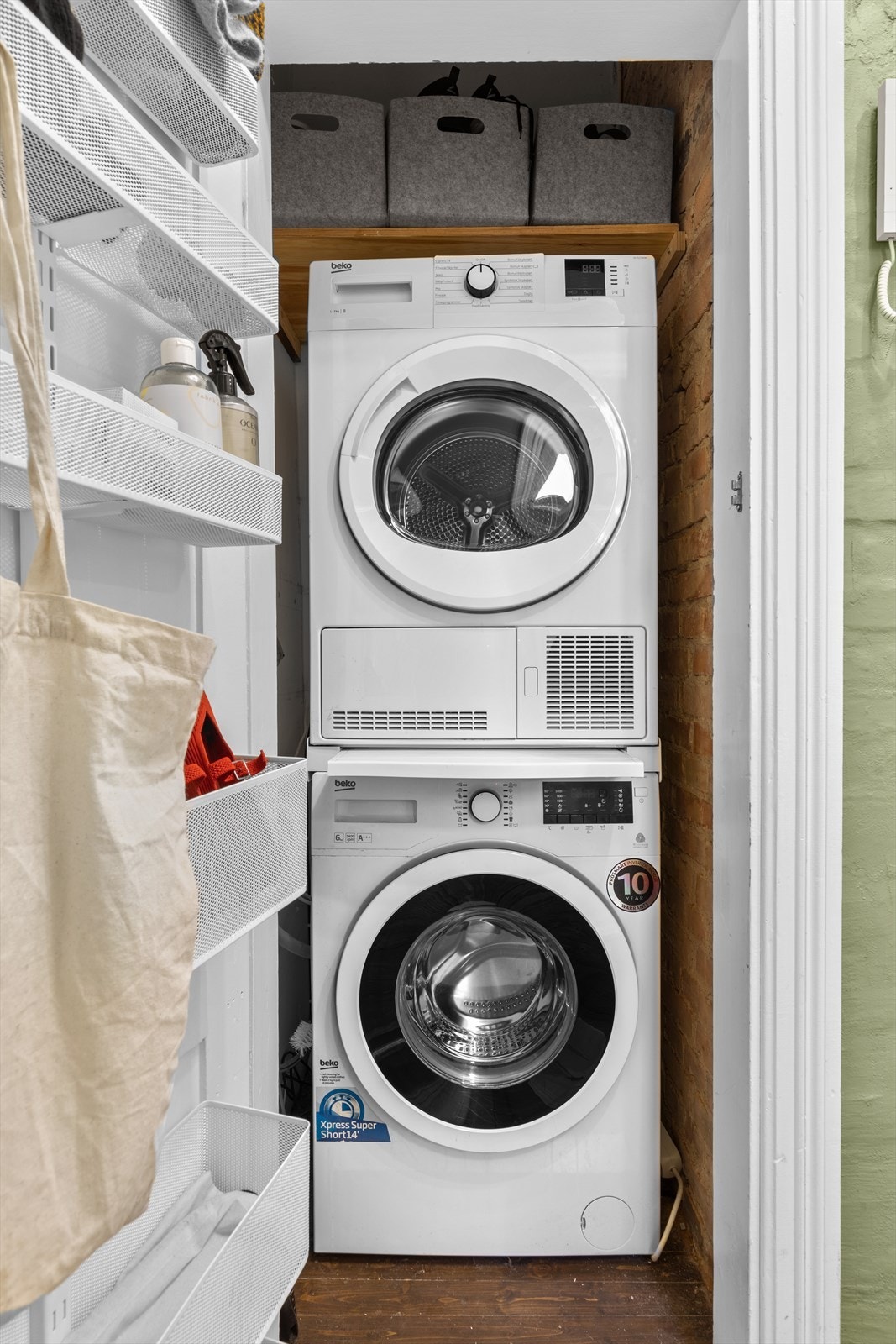 Bod i entréen fungerer i dag som vaske-bod. Vaskemaskin og tørketummel medfølger. Boden tilfredsstiller ikke dagens krav for våtrom, da dette rommet ikke er pusset opp for dette. Galleribilde