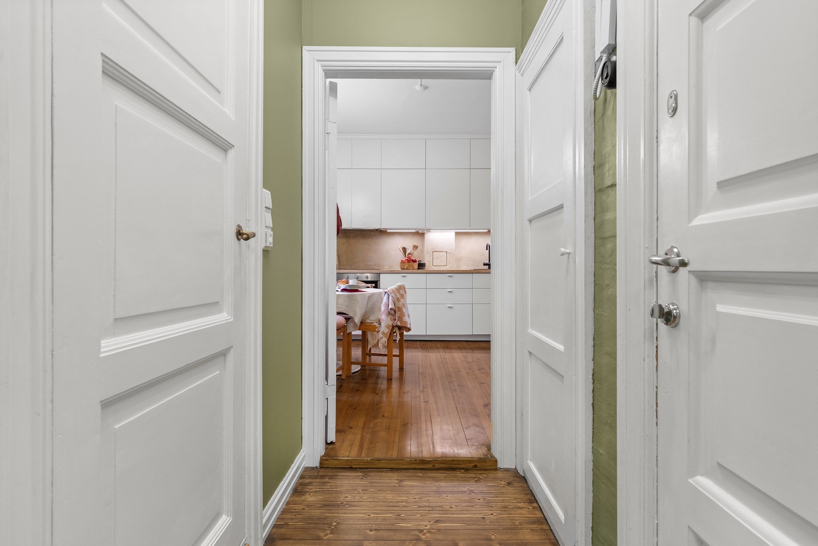 Entré med innebygget bod og callinganlegg fra 2025. Galleribilde