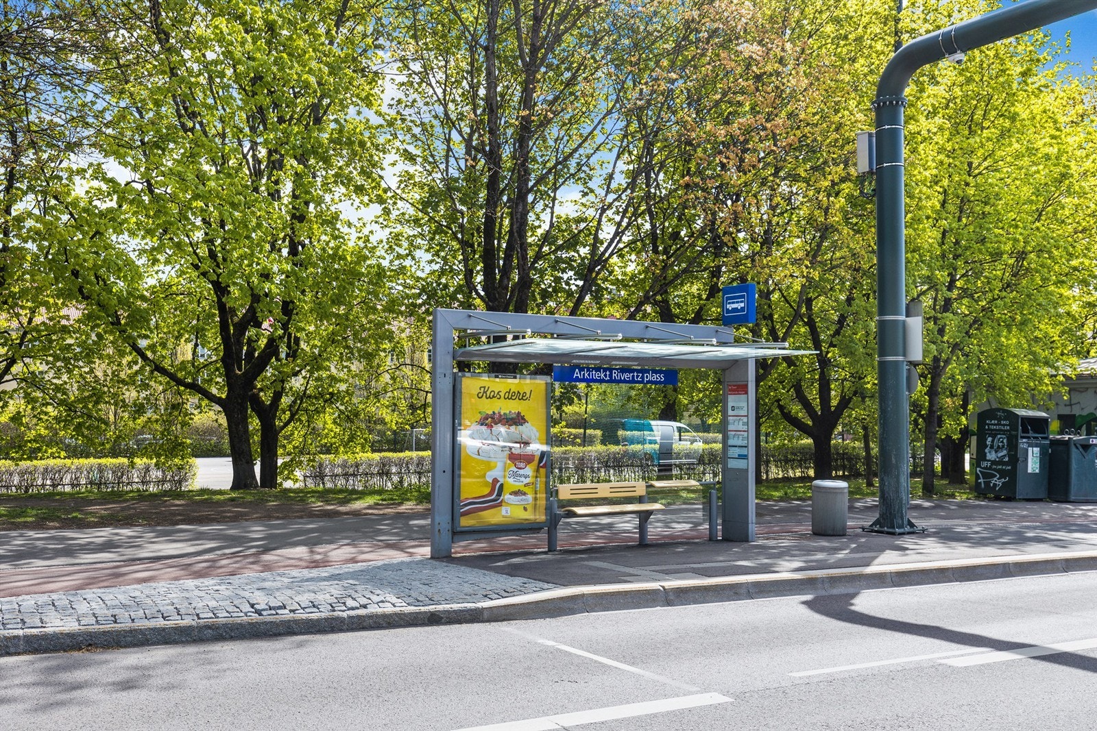 Nærområde - Arkitekt Rivertz Plass. Knutepunkt for bussforbindelser rett ved leiligheten. Galleribilde