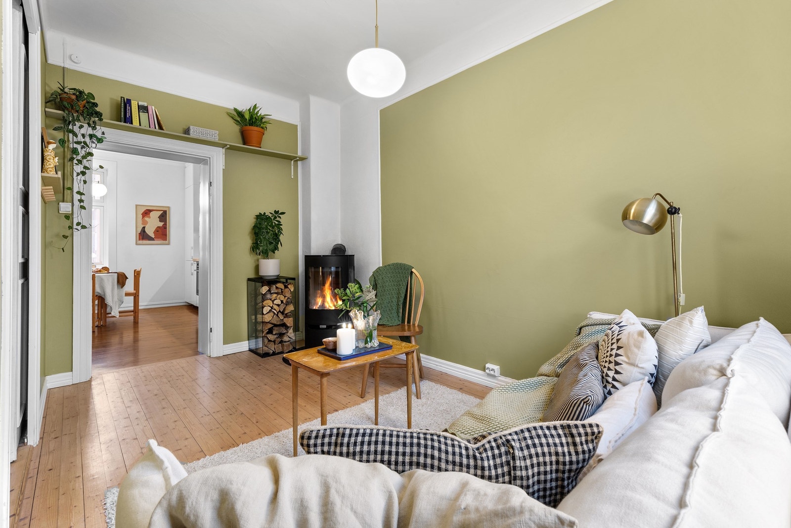 Lys, koselig og arealeffektiv stue med plass til stuemøblement og en nydelig vedovn. Galleribilde