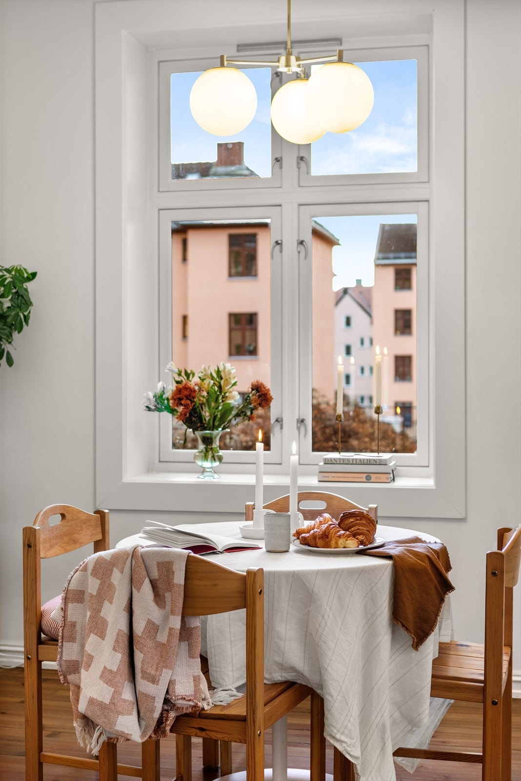 Sydvendt kjøkkenvindu ut mot idyllisk bakgård. Her får rommet et vakkert lysspill på formiddagen. Galleribilde