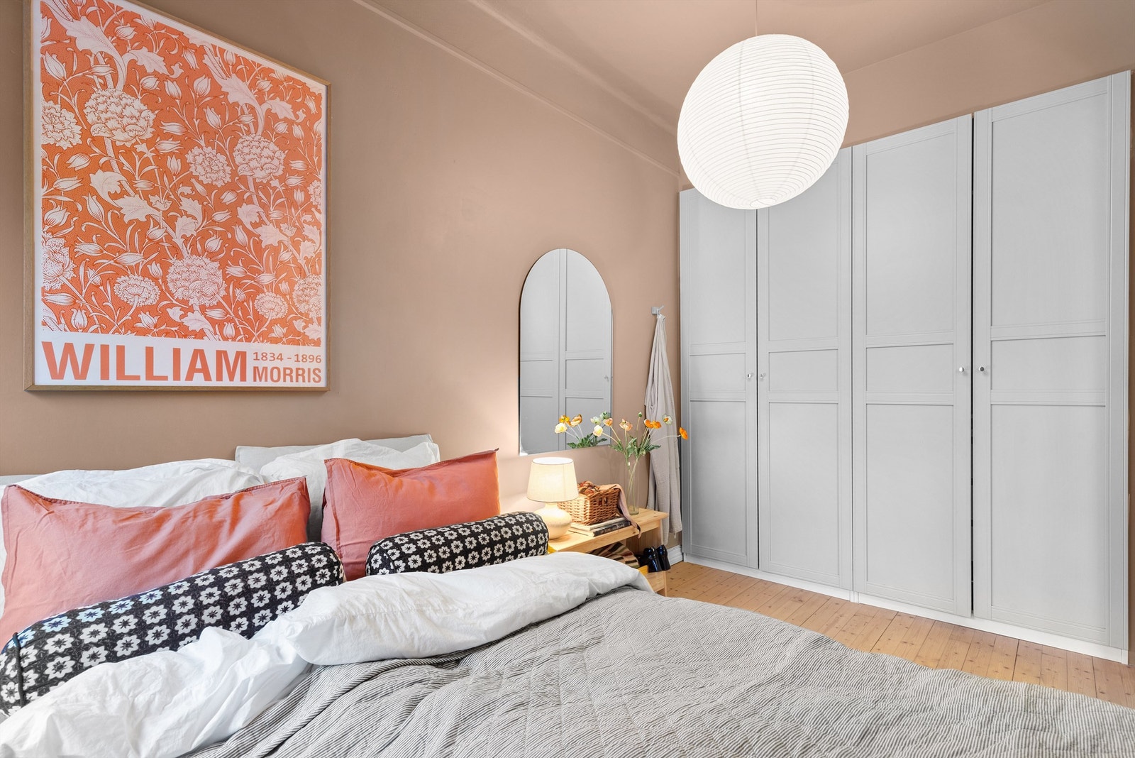 Gode oppbevaringsmuligheter på soverommet med integrert skap fra 2023 mad belysning. Galleribilde