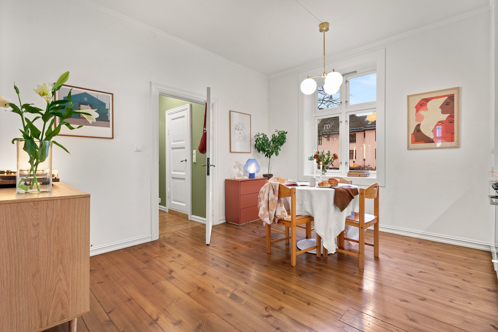 God plass til spisegruppe ved vinduet. Her kan du nyte alt fra en rolig frokost med fin utsikt, til koselige middager i godt selskap. Galleribilde