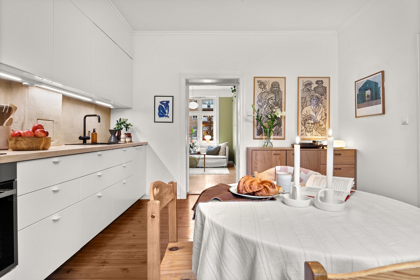 Kjøkkenet er holdt i en sosial løsning, noe som gir deg god kommunikasjon med gjestene mens middagen diskes opp. Galleribilde