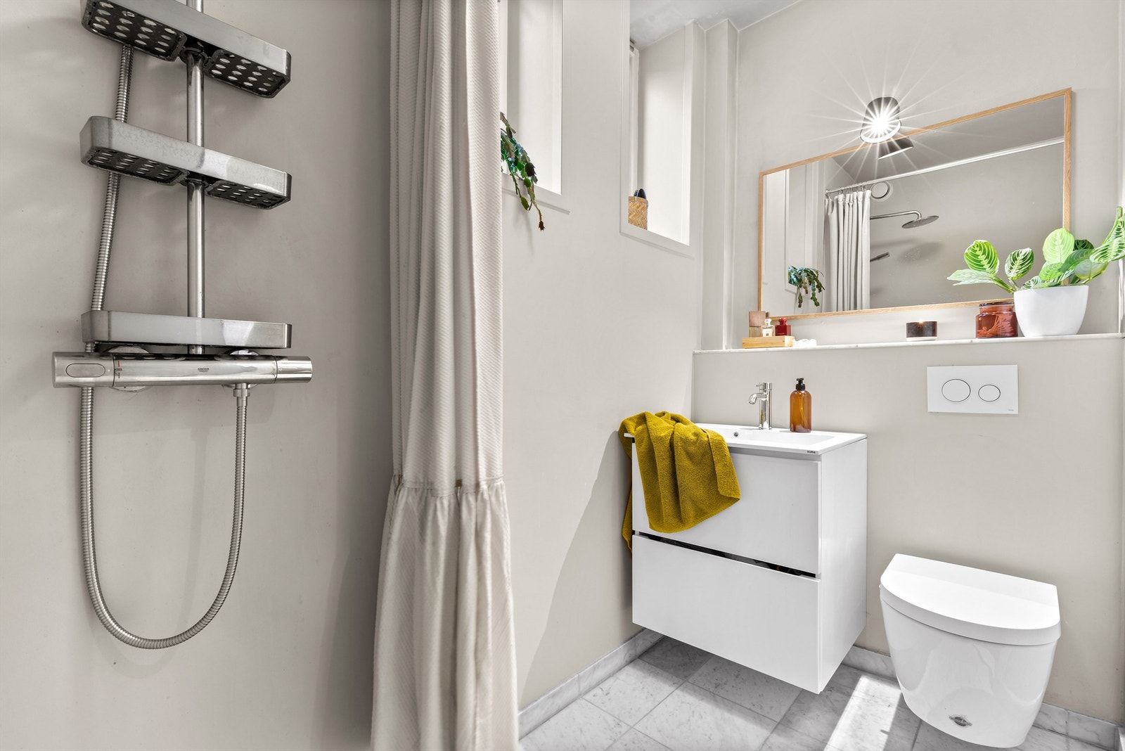 Renovert baderom fra 2018. Sydvendte vinduer på badet gir rommet rikelig med naturlig lys! Galleribilde