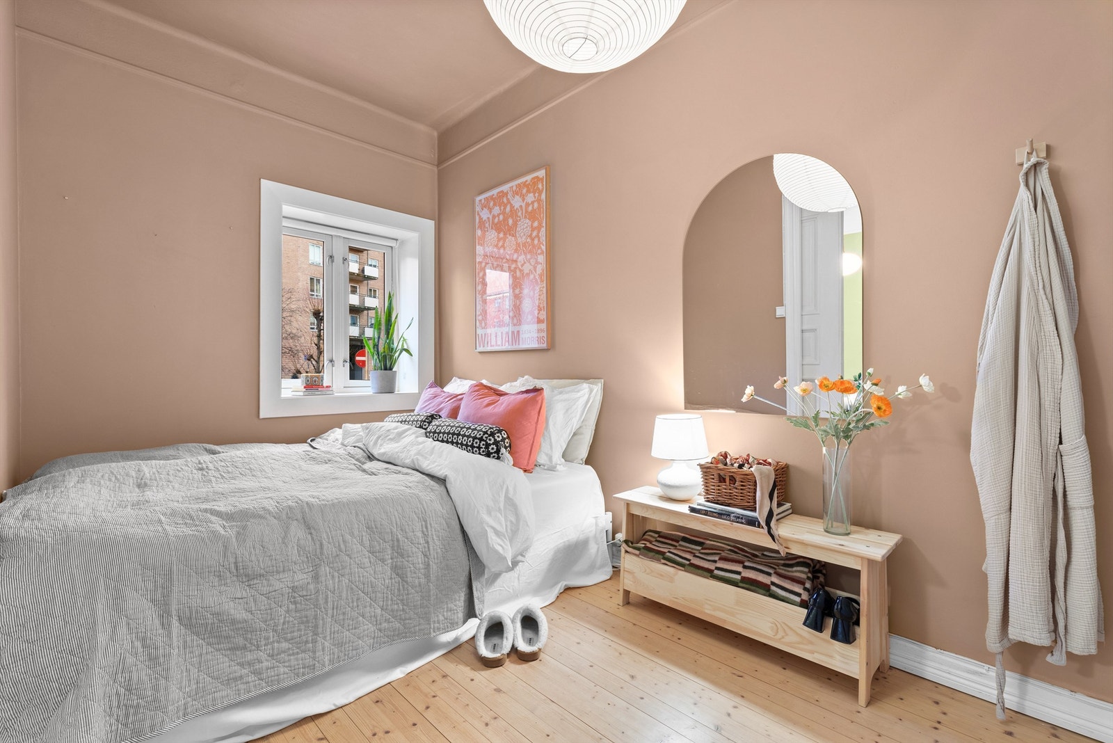 Lunt og romslig soverom med god plass til dobbeltseng og ønsket møblement. Overflateoppusset i 2023. Galleribilde