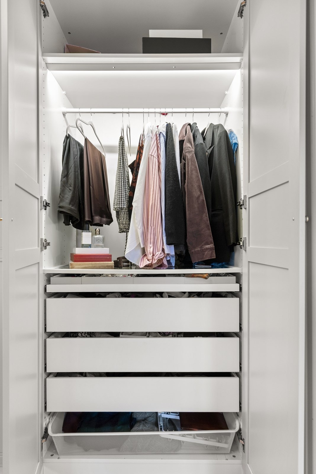 Skap på soverom med belysning. Galleribilde