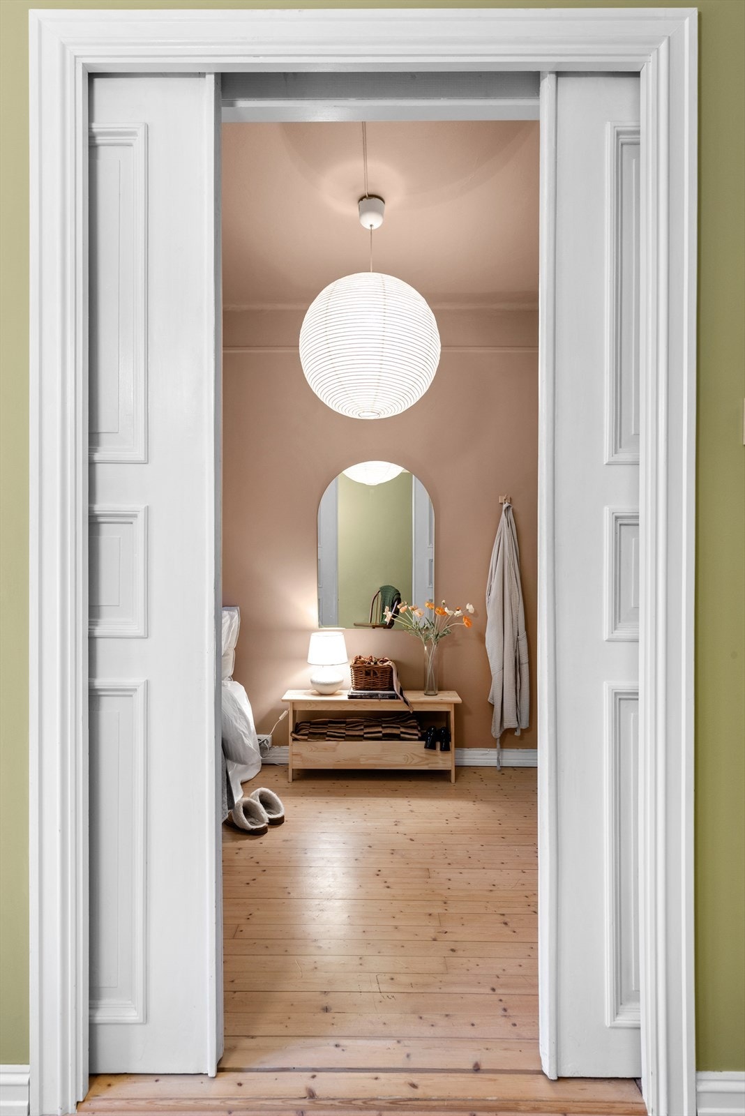 Adkomst til soverom fra stuen. Rommet skilles av ved klassisk og elegant skyvedør. Galleribilde