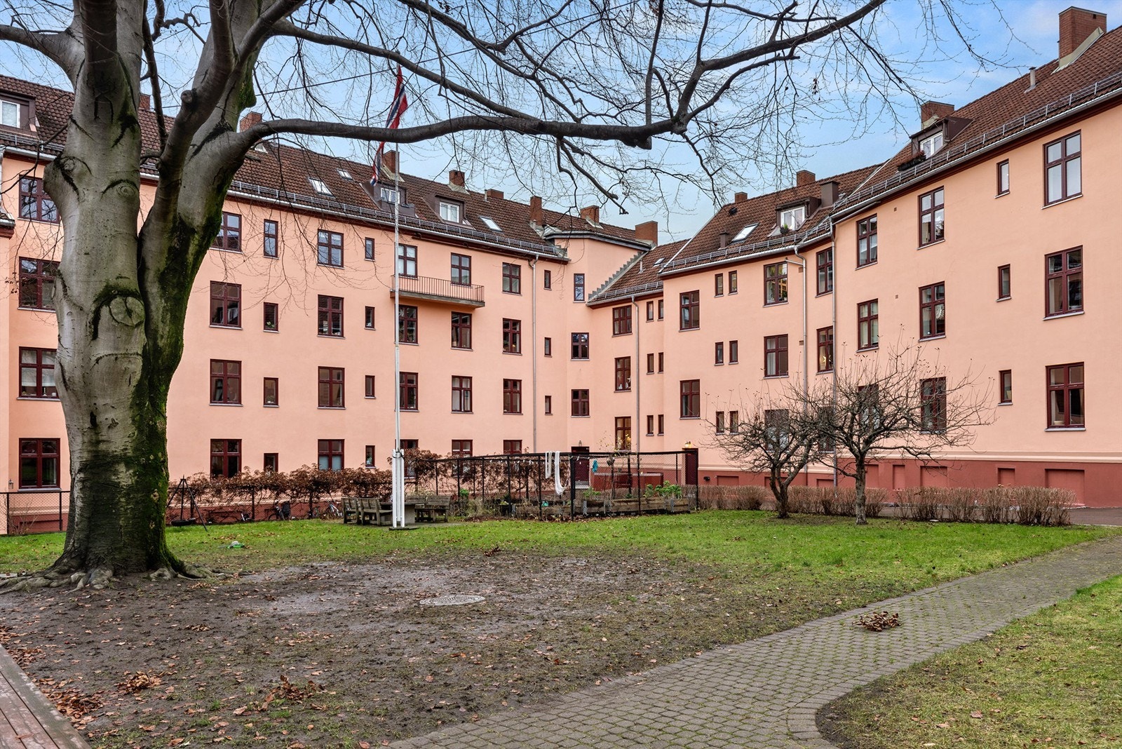 Fantastisk bakgård rett utenfor døren. Borettslaget har de senere årene gjennomgått en større rehabiliteringplan. Det er lagt til rette for hyggelige sosialsoner for beboere. Galleribilde