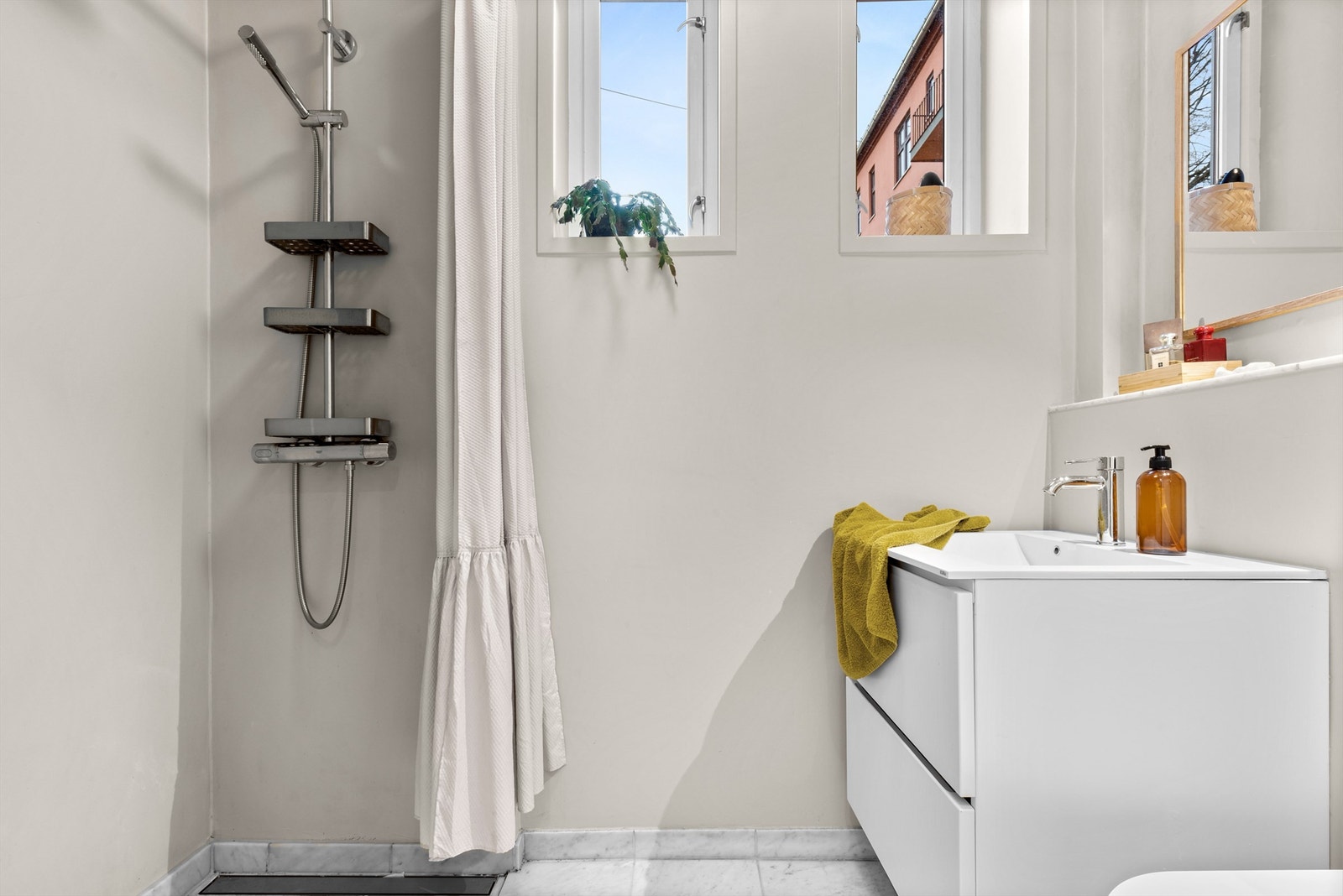 Vegghengt toalett og servant. Nedsenket dusjsone. Galleribilde