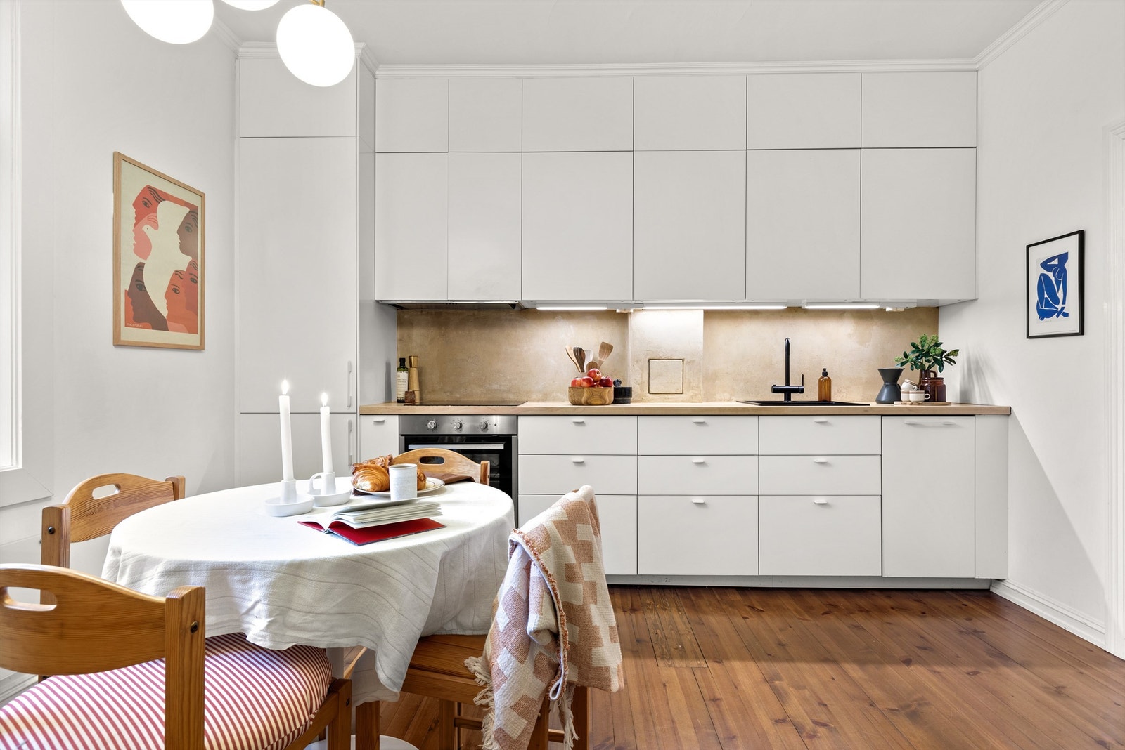 Moderne og praktisk IKEA kjøkken fra 2017. Integrerte hvitevarer og godt med skapplass. Galleribilde