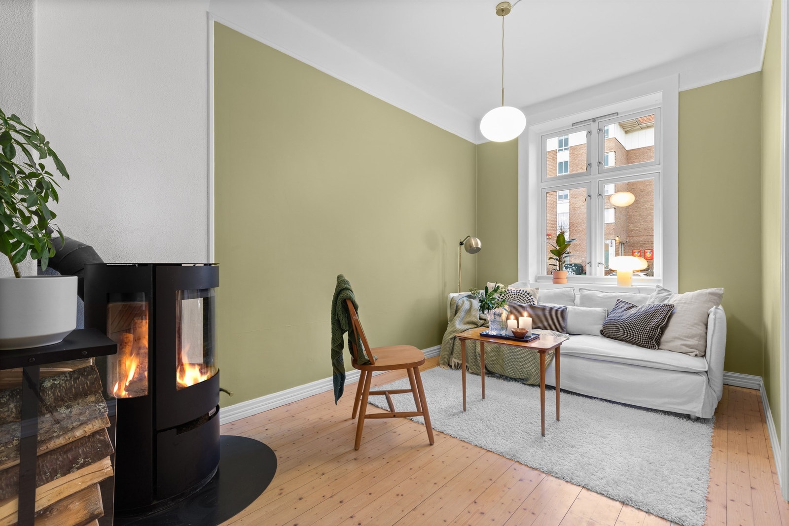 Hyggelig og praktisk peis fra 2017 som skaper en hyggelig atmosfære på kalde vinterdager. Galleribilde