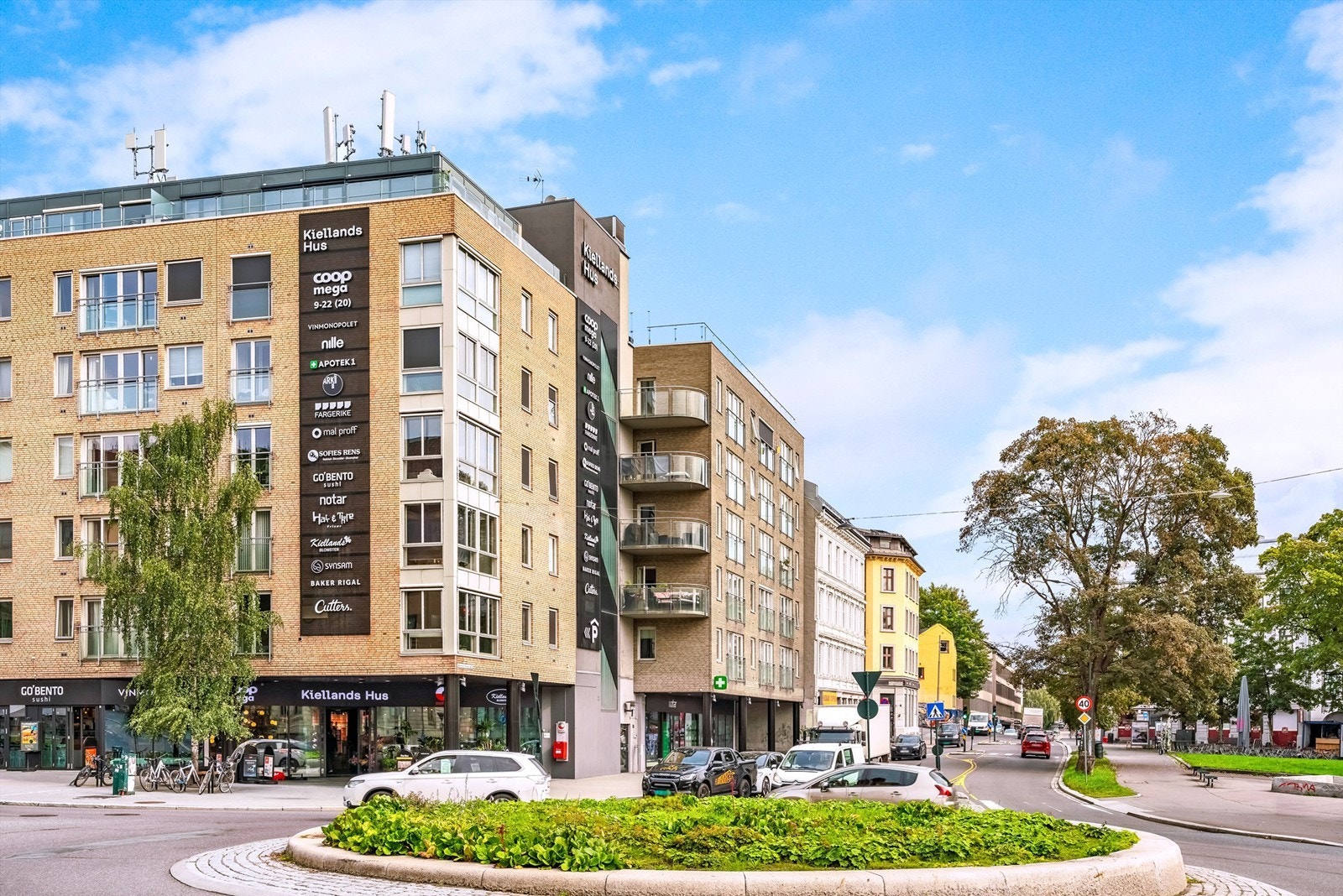 Nærområde - Kiellands hus like ved har stor Coop Mega, Vinmonopolet, blomsterbutikk, apotek, bokhandel og koselig kafé. Galleribilde