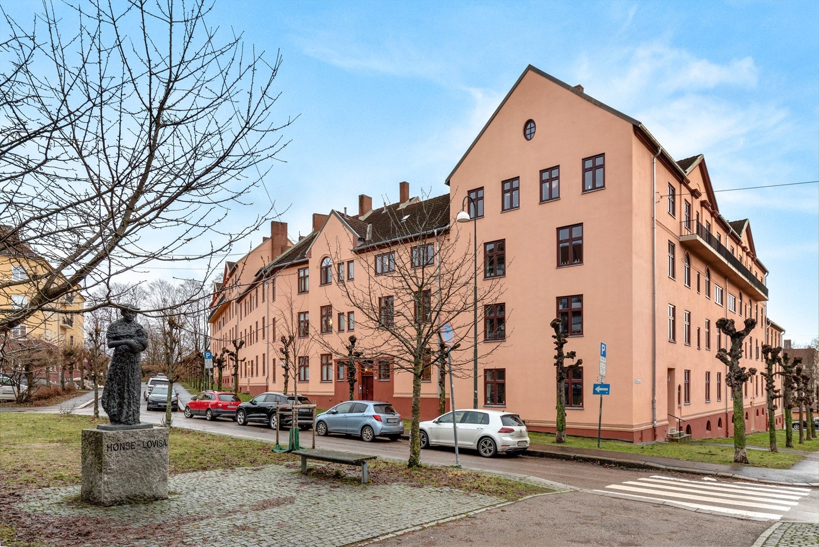 Fasade - Bo i idylliske omgivelser med nærhet til "alt". Restauranter, caféer, butikker og servicetilbud i umiddelbar nærhet. Galleribilde