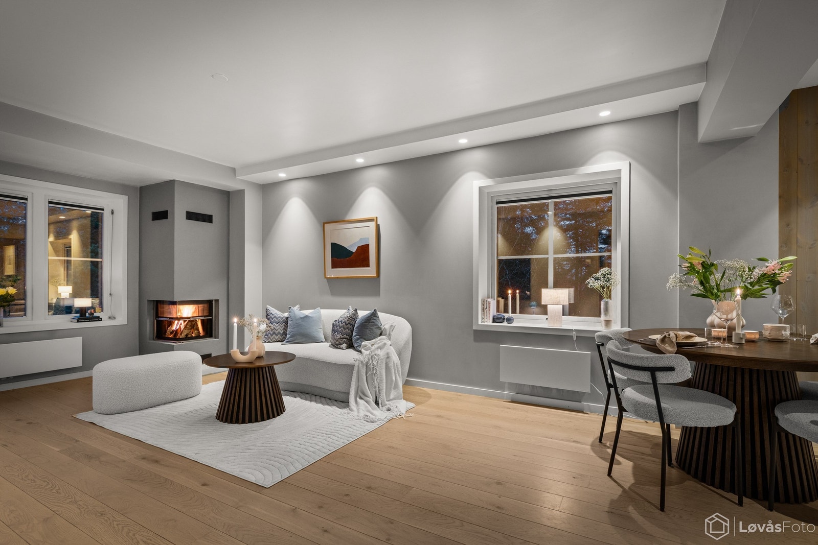 Stue med rentbrennende moderne peis - perfekt på kalde høst - vinterkvelder. Galleribilde