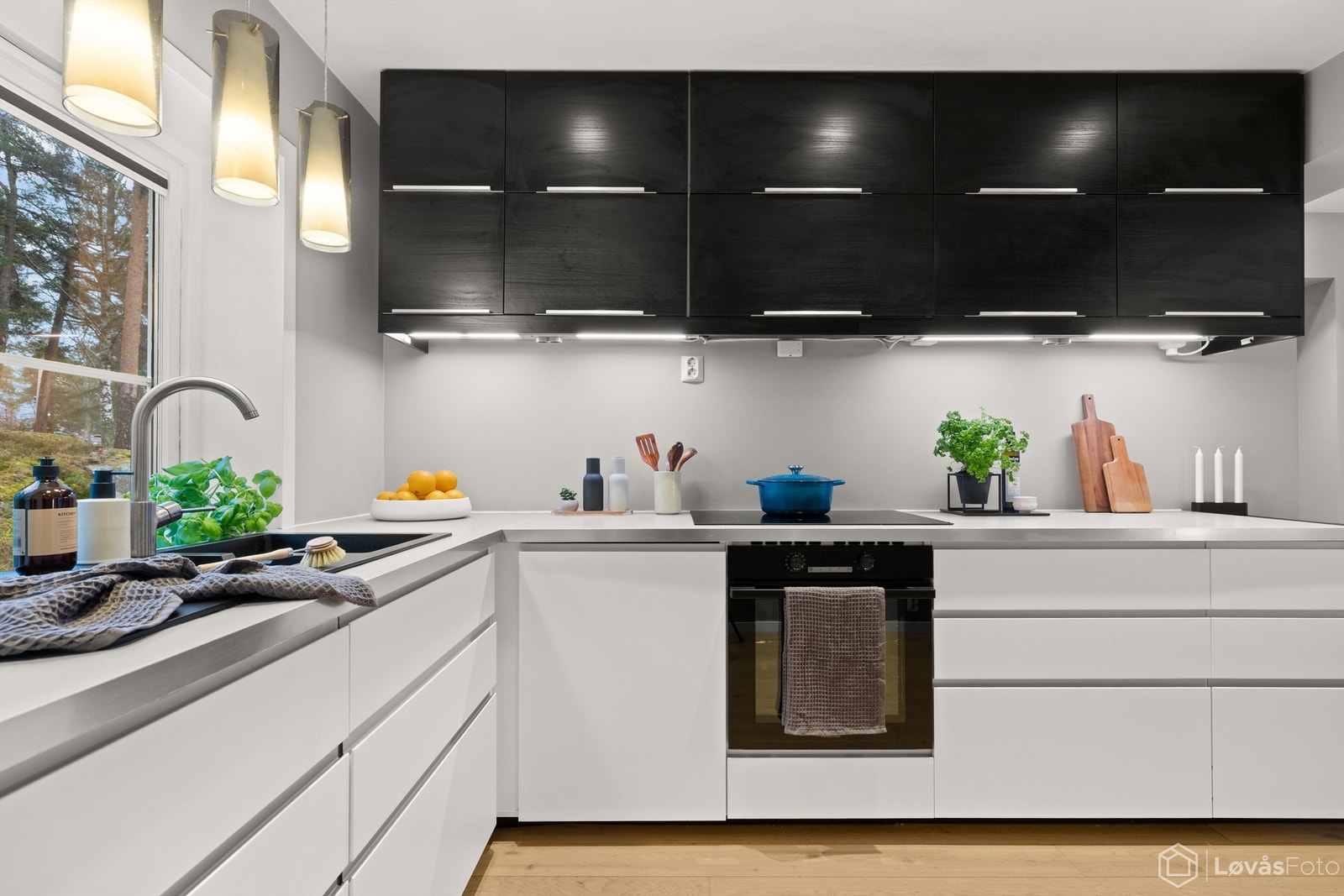 Kjøkkenet har godt med skap- og benkeplass. Integrerte hvitevarer av god kvalitet. Galleribilde