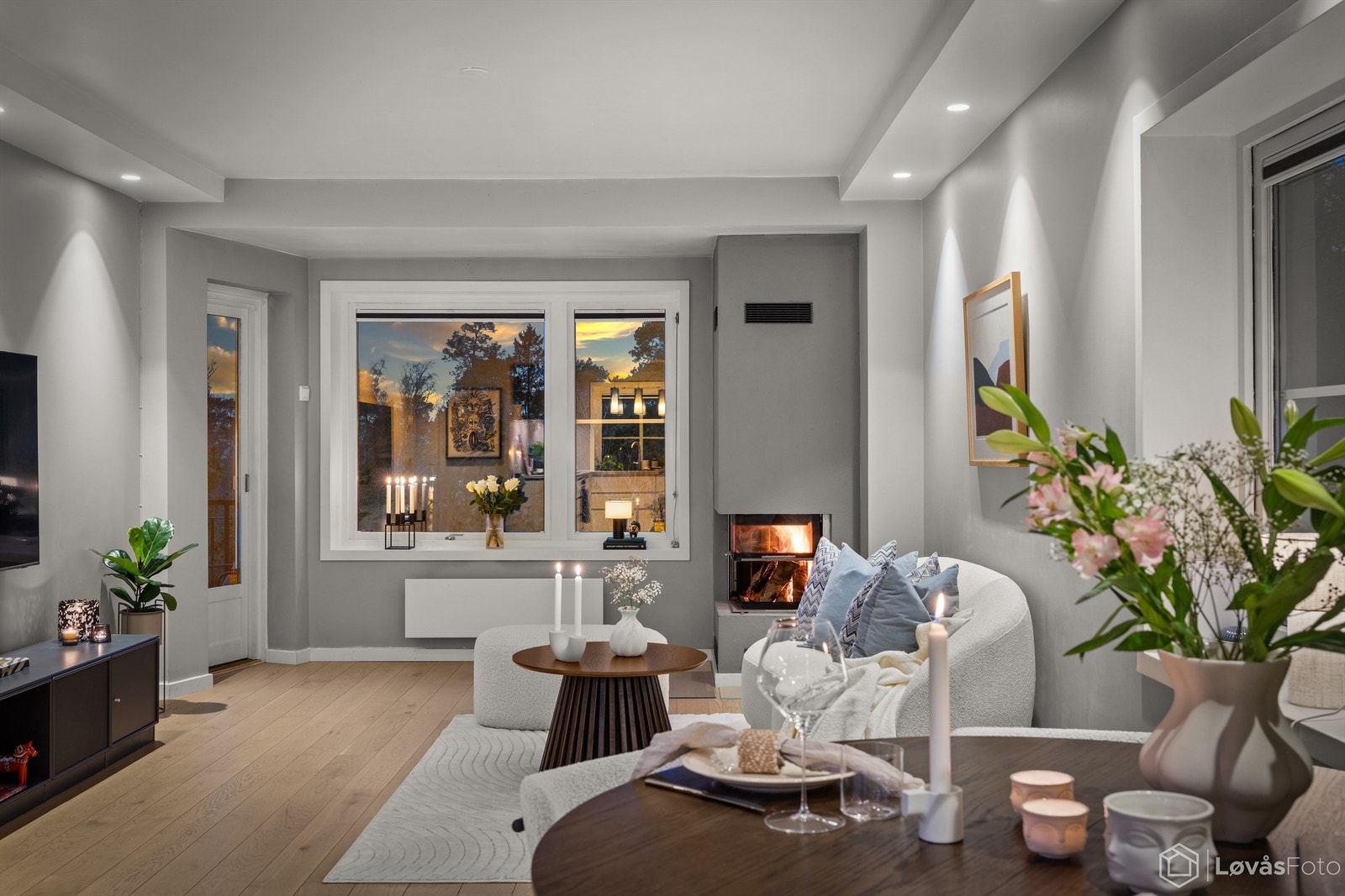 Kveldsstemning i stue. Galleribilde