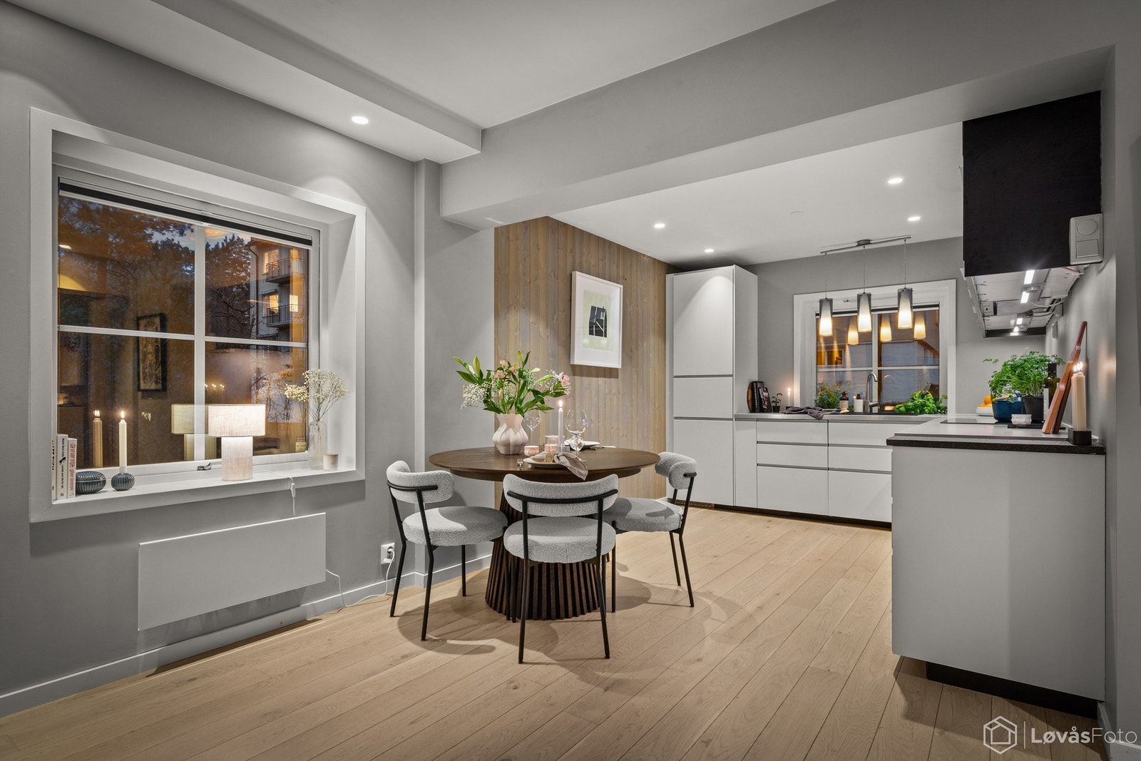 Oppholdsrommet er stort og åpent og med god plass for å møblere i forskjellige soner. Galleribilde