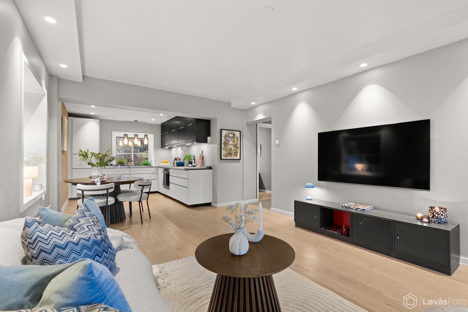 Fra den delen som er innredet som stue mot spisestue og kjøkken. Galleribilde