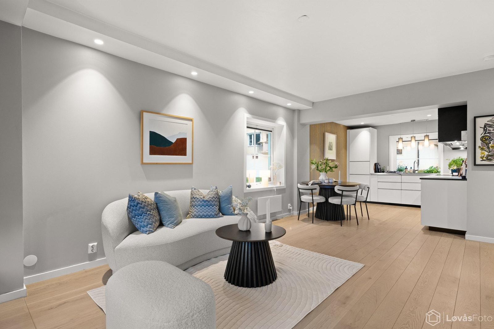 Stue mot spisestue og kjøkken. Galleribilde