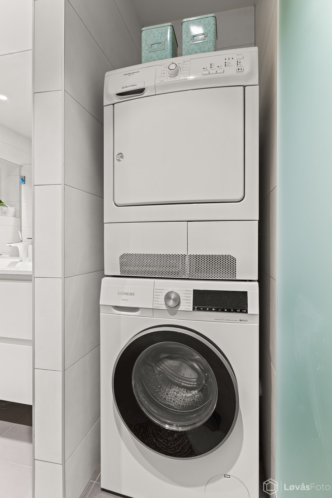 Nisje med vaskemaskin og tørketrommel. Galleribilde