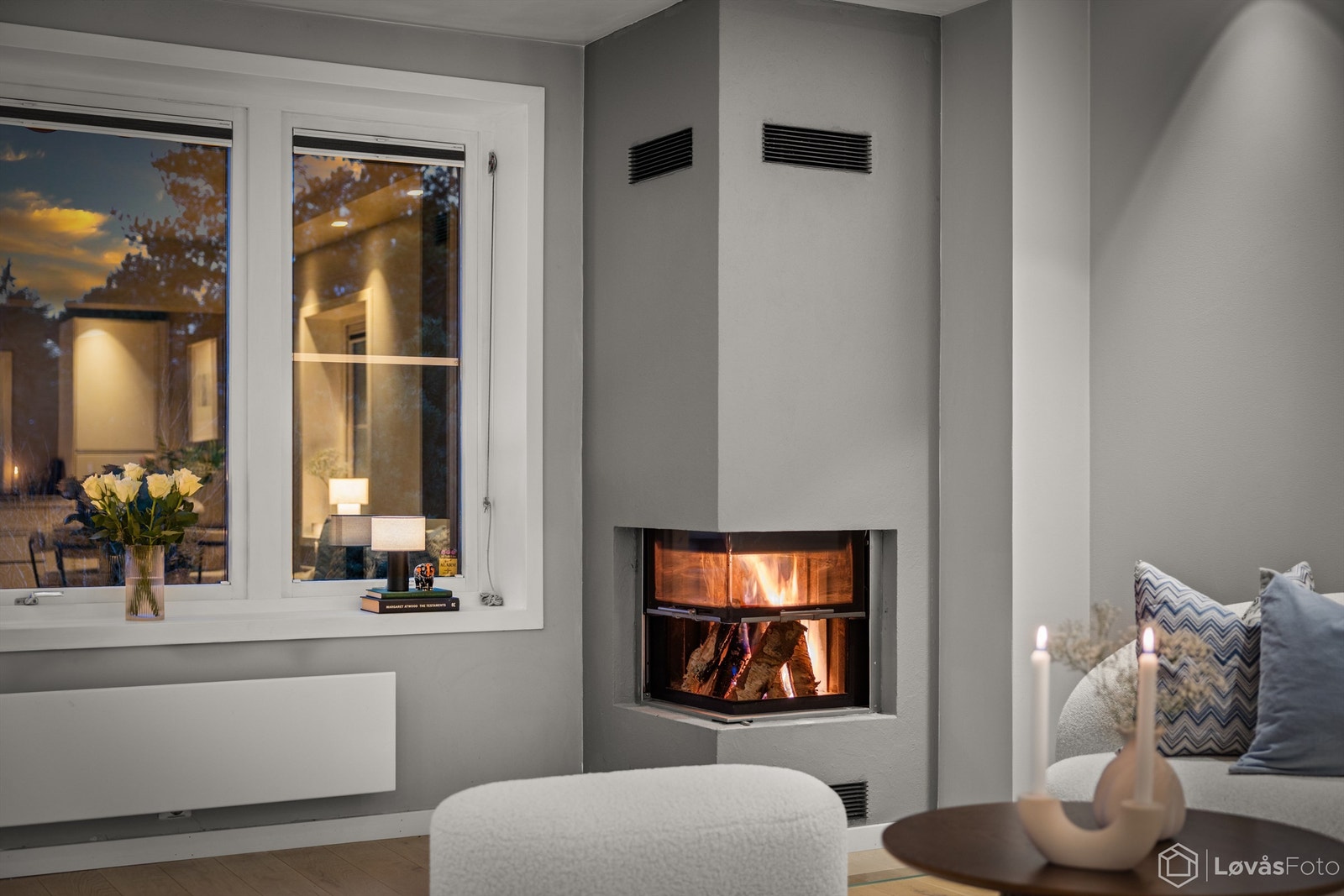 Kveldsstemning i stue. Galleribilde