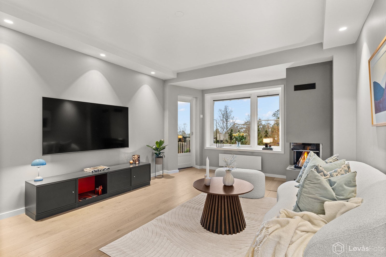 Stuen har store vindusflater som gir mye naturlig lys. Galleribilde